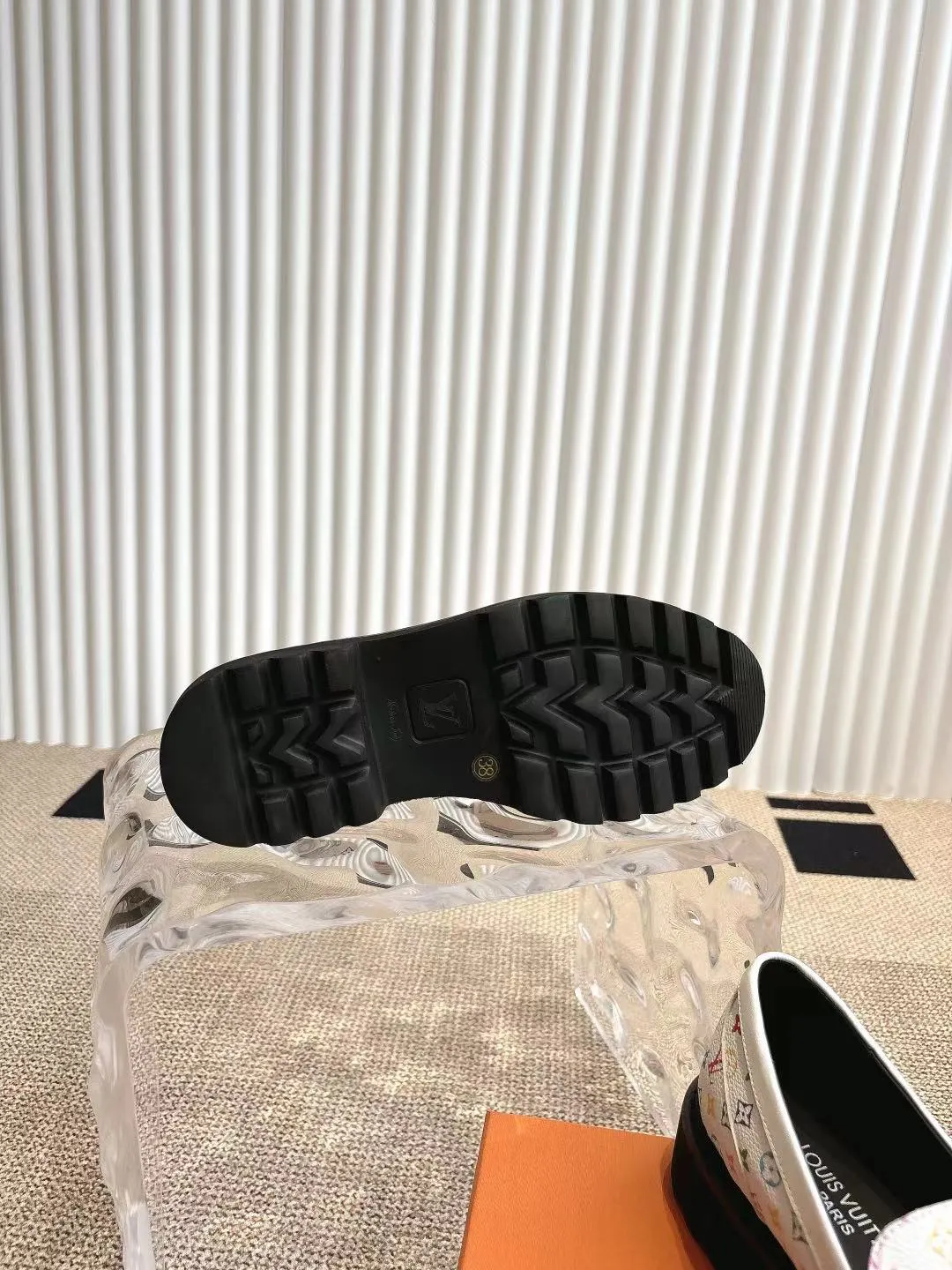👟👟Ex-factory price 720👟👟 Loaf | ²⁰²5 𝐬𝐬 🤍🤎 LV Louis Vuitton counter’s latest 🆕presbyopia cowhide thick-soled loafer series! New for purchasing agents 🆕 This platform thick-soled series is very popular this year. It has a height-increasing effect and is a fashion leader. It is absolutely yyds! Fabric: Imported open-edge beaded cowhide, cowhide lining. Thick-soled platform shoelaces with logo and non-slip soles. This shoe is very comfortable on the feet and feels great. Original one-to-one molded outsole. Heel height 5cm. Size: 35-41 40 41 Customized ⚠ Comes with counter packaging